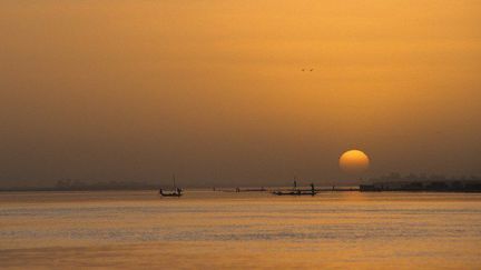 Coucher de soleil sur les bords du fleuve Niger à Mopti, au Mali (2 février 2006) (Biosphoto / Frédéric Leonardi)