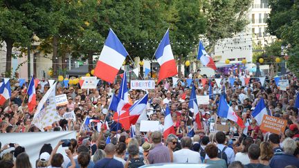 Plusieurs centaines de personnes participent au meeting des Patriotes et de l'avocat Fabrice Di Vizio contre le pass sanitaire à Hyères (Var), le 12 août 2021.&nbsp; (CHARLES-EDOUARD AMA KOFFI / FRANCEINFO)