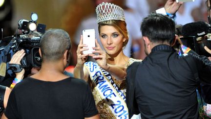 Camille Cerf, miss France 2015 fait un selfie apr&egrave;s avoir &eacute;t&eacute; couronn&eacute;e &agrave; Orl&eacute;ans (Loiret), le 6 d&eacute;cembre 2014. (GUILLAUME SOUVANT / AFP)