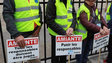 Manifestation de l'Association&nbsp;nationale&nbsp;de défense des&nbsp;victimes de l'amiante, le 7 octobre 2016, à Paris. (JACQUES DEMARTHON / AFP)