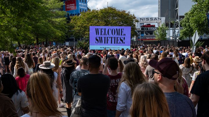 Des fans de la chanteuse Taylor Swift, en mai 2023 à Nashville. (SETH HERALD / GETTY IMAGES NORTH AMERICA)