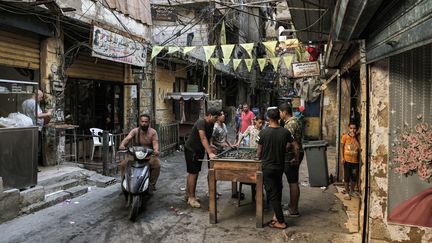 Des jeunes palestiniens jouent au babyfoot dans le camps de réfugiés de Shatila au Liban. (JOSEPH EID / AFP)