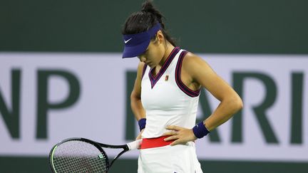 La Britannique Emma Raducanu&nbsp;s'est fait éliminée d'entrée&nbsp;au tournoi d'Indian Wells en s'inclinant face à la Biélorusse&nbsp;Aliaksandra Sasnovich, le 8 octobre 2021. (Getty Images via AFP)