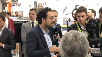 Mouhni Mahjoubi, secrétaire d'Etat au numérique, au milieu des startups de la "French Tech" au CES 2018 de Las Vegas (JEROME COLOMBAIN / RADIO FRANCE)