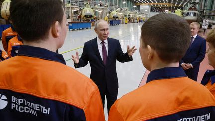 Le président russe Vladimir Poutine en visite dans une usine en Sibérie le 14 mars 2023 (VLADIMIR GERDO / SPUTNIK)