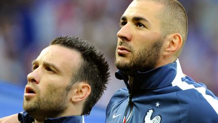 Mathieu Valbuena (à gauche) et Karim Benzema (à droite), le 8 juin 2014 au stade Pierre-Mauroy de Villeneuve-d'Ascq (Nord). (PHILIPPE HUGUEN / AFP)