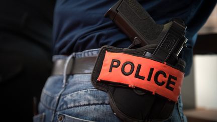 Un officier de police porte un pistolet &agrave; sa ceinture, le 21 mars 2013 &agrave;&nbsp;Villeparisis (Seine-et-Marne). (MARTIN BUREAU / AFP)