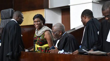 Simone Gbagbo, aux côtés de ses avocats, lors de la réouverture de son procès en octobre 2016 à Abidjan, la capitale économique de la Côte d'Ivoire. (SIA KAMBOU / AFP)