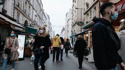 Des passants, rue Daguerre, à Paris, le 7 novembre 2020.&nbsp; (LUCAS BOIRAT / HANS LUCAS / AFP)