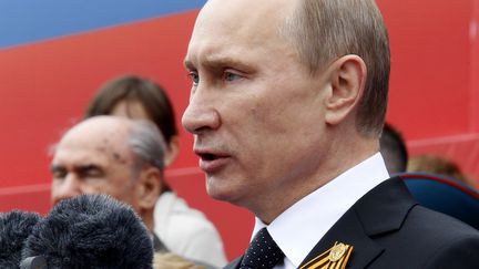 Vladimir Poutine lors du d&eacute;fil&eacute; de comm&eacute;moration de la victoire de 1945, sur la place Rouge &agrave; Moscou (Russie),&nbsp;le 9 mai 2012. (VLADIMIR RODIONOV / RIA-NOVOSTI KREMLIN POOL / AFP)