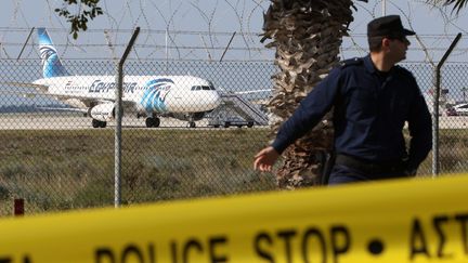 Un avion de ligne égyptien sur le tarmac de l'aéroport de&nbsp;Larnaca (Chypre), où il a atterri après avoir été détourné, le 29 mars 2016. (MAXPPP)