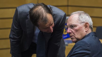 Le ministre allemand des Finances,&nbsp;Wolfgang Sch&auml;uble, discute avec un membre d'une d&eacute;l&eacute;gation lors du sommet de la zone euro, le 11 juillet 2015 &agrave; Bruxelles (Belgique). (JOHN MACDOUGALL / AFP)