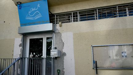 La porte d'entrée de la mosquée des Bleuets à Marseille (Bouches-du-Rhône), le 20 août 2024. (CHRISTOPHE SIMON / AFP)