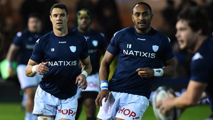 Dan Carter et Joe Rokocoko lors d'un échauffement, le 18 décembre 2015, à Northampton (Royaume-Uni). (BEN STANSALL / AFP)