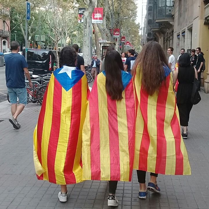 La foule rassemblée place de l'Université, à Barcelone (Espagne), le 3 occtobre 2017, à l'occasion de l'appel à la grève générale.&nbsp; (RAPHAEL GODET / FRANCEINFO)