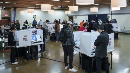 Des personnes votent dans un bureau de vote de l'église du Christ d'Indianola le jour du scrutin, le 8 novembre 2022 à Columbus, Ohi (Etats-Unis). (DREW ANGERER / GETTY IMAGES NORTH AMERICA / AFP)