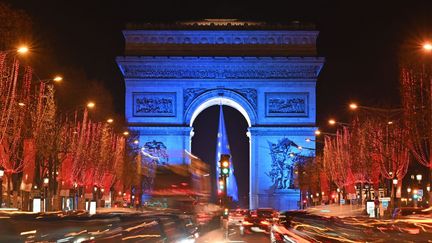 Le drapeau européen a été installé sous l'Arc de Triomphe le 31 décembre 2021 et le 1er janvier 2022 pour célébrer la présidence française de l'Union européenne. (ANTONIO BORGA / ANADOLU AGENCY / AFP)