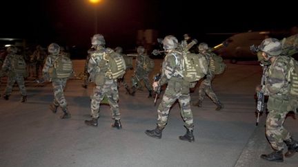 Soldats de la force française Licorne à l'aéroport d'Abidjan (3/4/2011) (AFP / ECPAD / Sch Blanchet)