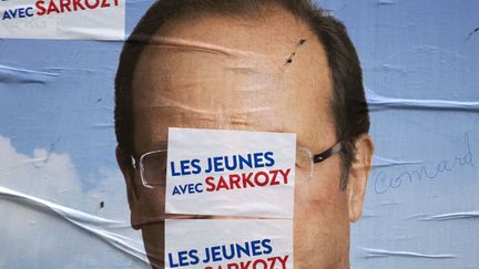 Affiche de campagne du candidat socialiste Fran&ccedil;ois Hollande &agrave; Paris, le 13 avril 2012. (JOEL SAGET / AFP)