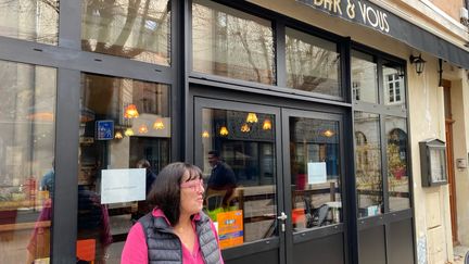 Thérèse, devant son bar, à Dieulefit. (BORIS LOUMAGNE / RADIO FRANCE)