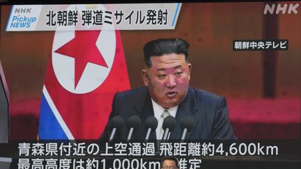 Une chaîne de télévision japonaise diffuse une allocution du dirigeant nord-coréen&nbsp;Kim Jong Un, le 4 octobre 2022. (KIMIMASA MAYAMA / EPA)