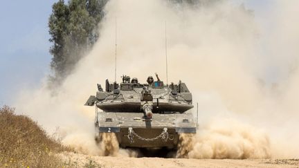 Un char israélien le long de la frontière avec la Bande de Gaza, vendredi 6 mai 2016.&nbsp; (JACK GUEZ / AFP)