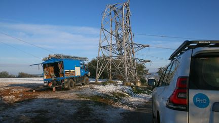 Des agents de RTE travaillent sur un pylone de lignes à haute tension&nbsp;qui s'est cassé à la suite d'importantes chutes de neige, le 18 novembre 2019, à Châteauneuf-sur-Isère (Drôme). (NICOLAS GUYONNET / HANS LUCAS / AFP)