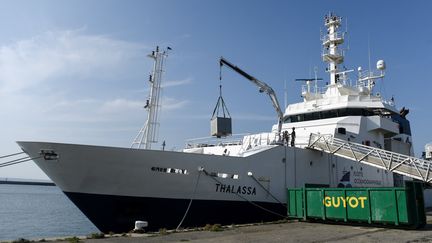 Le Thalassa, l'un des navires de l'Ifremer, collecte des coraux dans l'océan Atlantique. Ce genre de travaux pourrait être menacé par la hausse des prix du fioul. (SEBASTIEN SALOM-GOMIS / AFP)