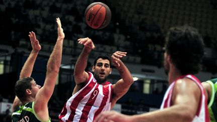 Ioannis Bourousis à la passe (ARIS MESSINIS / AFP)