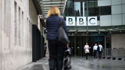 Le siège de la BBC à Londres (Royaume-Uni), en juillet 2020. (BEN STANSALL / AFP)