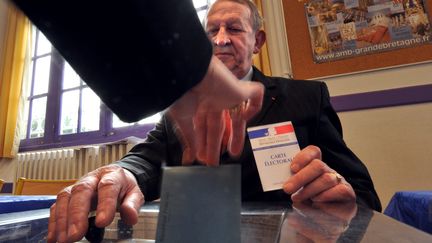 Un &eacute;lecteur vote aux &eacute;lections municipales &agrave; Caen (Calvados), le 16 mars 2008. (MYCHELE DANIAU / AFP PHOTO)