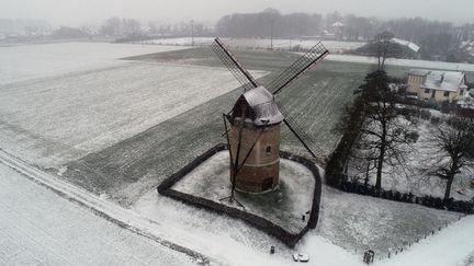 Le moulin de Vertain, à Templeuve dans le Nord, est lui aussi sous les flocons. (MAXPPP)