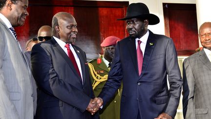 Les deux principaux protagonistes de la situation au Soudan du Sud, Riek Machar (à gauche), leader du "Mouvement populaire de libération du Sud-Soudan dans l'opposition" (SPLM-IO), et le président sud-soudanais Salva Kiir, se rencontrent à Entebbe (Ouganda) le 7 novembre 2019. (REUTERS - STRINGER . / X80002)