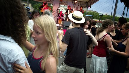 Bal des pompiers : les pistes de danse se sont enflammées dans toute la France