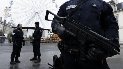 Des policiers sécurisent le marché de Noël de Nancy (Meurthe-et-Moselle), le 1er décembre 2017.&nbsp; (MAXPPP)