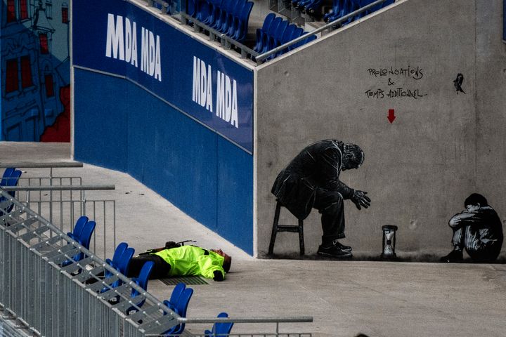 Lors d'une simulation d'attentat au Groupama Stadium de Lyon, le 9 octobre 2018. (JEFF PACHOUD / AFP)