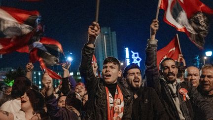 Des électeurs de Kemal Kilicdaroglu à Istanbul (Turquie), le 14 mai 2023. (BULENT KILIC / AFP)