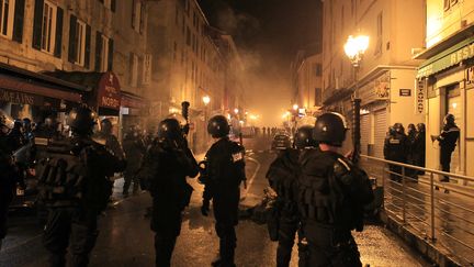La Police lors des affrontements avec des manifestants à Corte (Haute-Corse), le 16 février 2016. (PASCAL POCHARD-CASABIANCA / AFP)