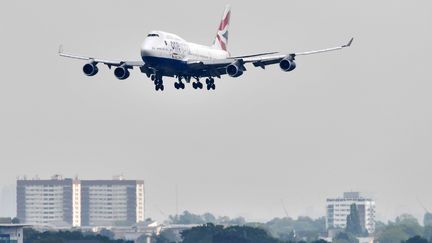 Un avion&nbsp;s'apprête à atterrir à l'aéroport de Londres Heathrow, à l'ouest de Londres, le 3 mai 2019. (BEN STANSALL / AFP)