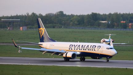 Le Boeing 737-8AS de la compagnie Ryanair détourné par les autorités biélorusses à Minsk, le 23 mai 2021. (PETRAS MALUKAS / AFP)