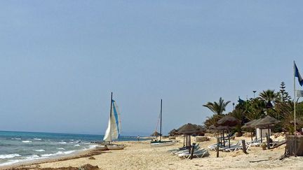 A Hammamet Nord, par 25-30° en ce mercredi 25 mai 2016, la mer est d’un bleu azur, évoquant les peintures de Paul Signac. Le bleu du ciel et la lumière rappellent, eux, les tableaux de Paul Cézanne. Tout est propice au farniente. Mais les touristes désertent… (FTV - Laurent Ribadeau Dumas)