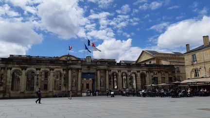 La mairie de Bordeaux, place Pey-Berland, le 15 juin 2020. (SARAH TUCHSCHERER / FRANCEINFO / RADIO FRANCE)