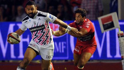 Inu (Stade Français) échappe à Mermoz (RC Toulon) (BORIS HORVAT / AFP)