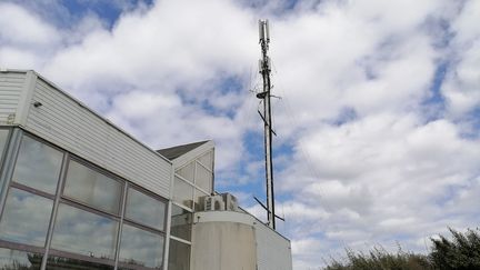 Une antenne 5G sur un bâtiment à La Rochelle (Charente-Maritime). (THIBAULT LECOQ / FRANCE-BLEU LA ROCHELLE)