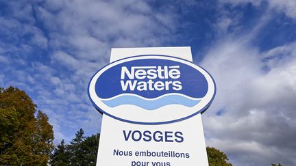 Nestlé est visé par deux enquêtes préliminaires concernant de potentiels forages illégaux dans la nappe phréatique et des traitements interdits utilisés par le groupe pour masquer la contamination de ses eaux minérales naturelles. (JEAN-CHRISTOPHE VERHAEGEN / AFP)