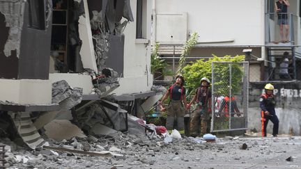 Des sauveteurs devant un bâtiment effondré à Davao, au sud de l'île de Mindanao, aux Philippines, le 31 octobre 2019.&nbsp; (MANMAN DEJETO / AFP)