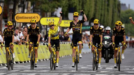 Jonas Vingegaard et ses coéquipiers de Jumbo-Visma franchissent la ligne d'arrivée du Tour de France à Paris, le 23 juillet 2023. (THOMAS SAMSON / AFP)