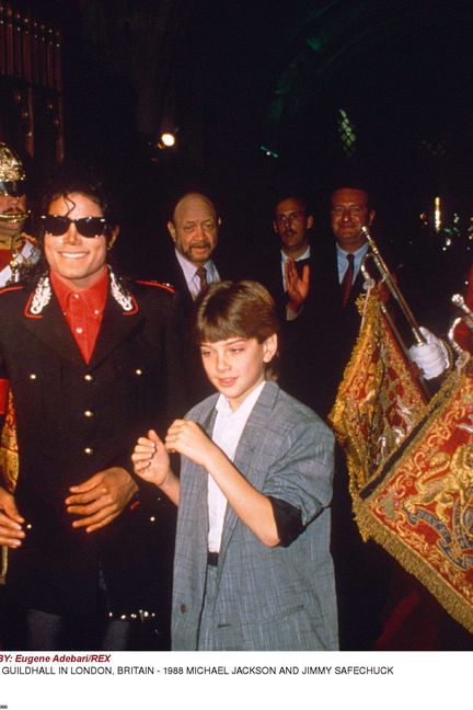 Michael Jackson et le jeune James Safechuck lors d'une fête à Londres, le 15 juin 1988. (EUGENE ADEBARI / REX / SIPA)