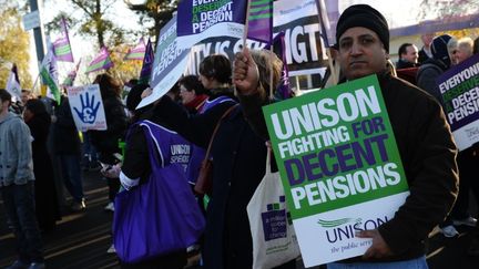 Des salari&eacute;s rattach&eacute;s au syndicat Unison manifestent "pour des pensions d&eacute;centes" &agrave; Birmingham (Royaume-Uni), mercredi 30 novembre 2011. (PAUL ELLIS / AFP)