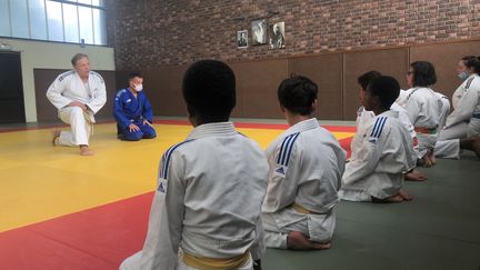 Les professeurs de judo Raphaël Blandin (en bleu) et David Wibaux (en blanc) devant leurs élèves du club de judo FLAM 91 (MARGAUX QUEFFELEC / RADIO FRANCE)